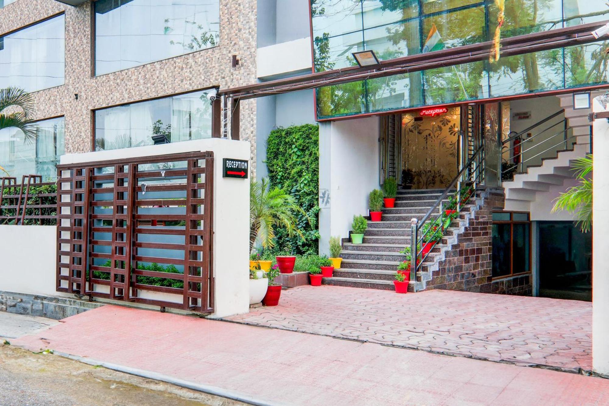 Отель Townhouse Sakura Лакхнау Экстерьер фото